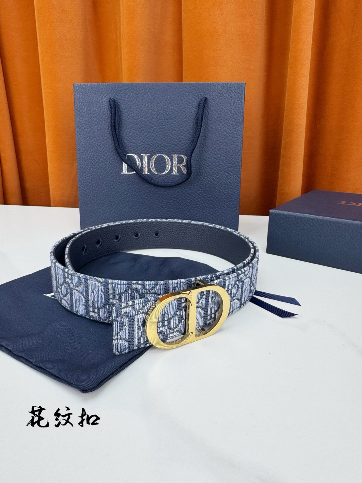 Dior精湛工艺。可与各式35毫米腰带搭配，提升格调，打造优雅精致的造型。 /