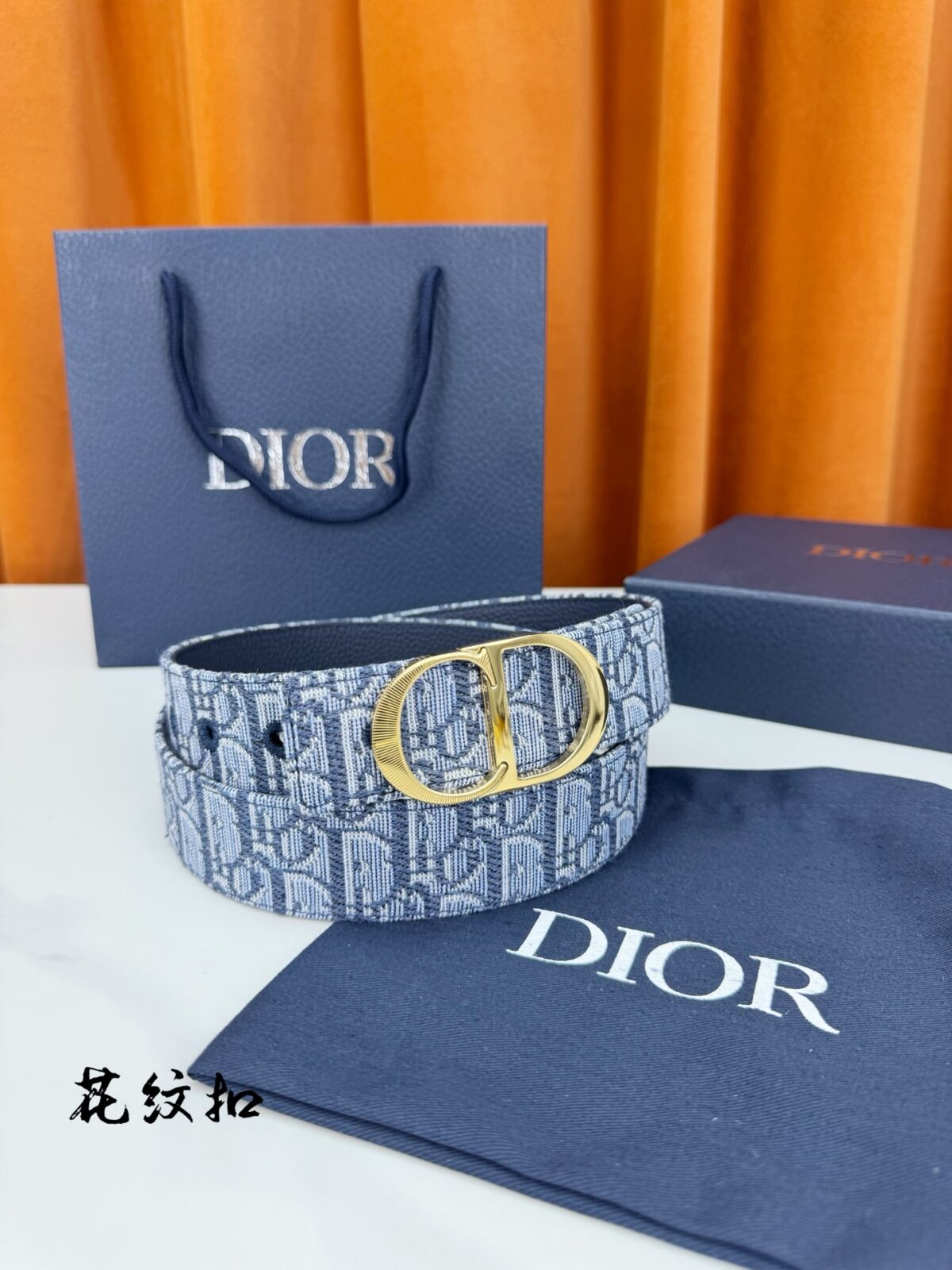 Dior精湛工艺。可与各式35毫米腰带搭配，提升格调，打造优雅精致的造型。 /