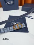 Dior精湛工艺。可与各式35毫米腰带搭配，提升格调，打造优雅精致的造型。 /