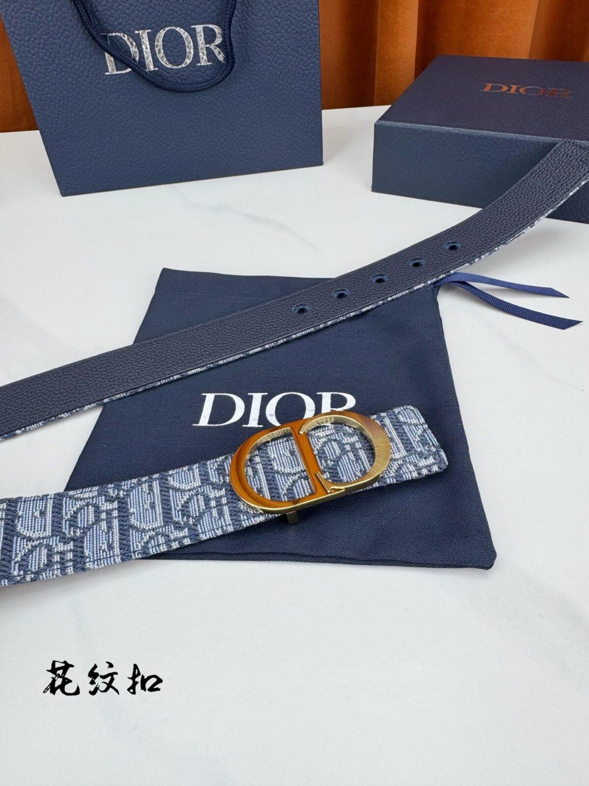 Dior精湛工艺。可与各式35毫米腰带搭配，提升格调，打造优雅精致的造型。 /