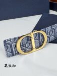 Dior精湛工艺。可与各式35毫米腰带搭配，提升格调，打造优雅精致的造型。 /