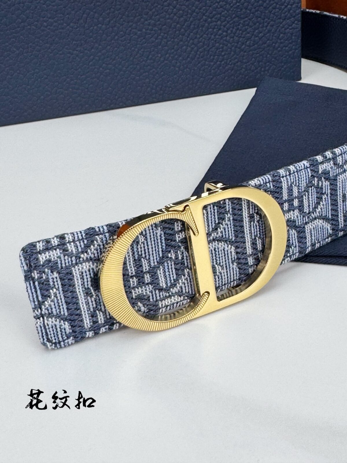 Dior精湛工艺。可与各式35毫米腰带搭配，提升格调，打造优雅精致的造型。 /
