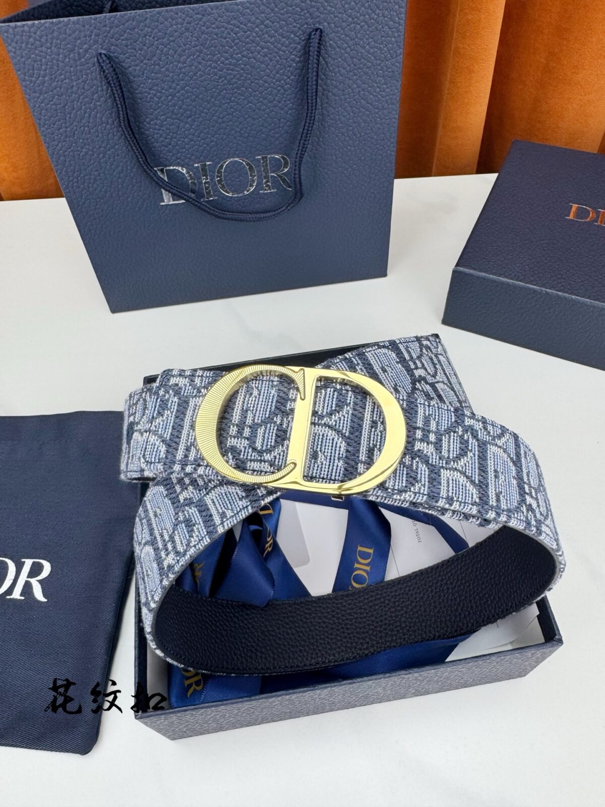 Dior精湛工艺。可与各式35毫米腰带搭配，提升格调，打造优雅精致的造型。 /