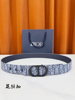 Dior精湛工艺。可与各式35毫米腰带搭配，提升格调，打造优雅精致的造型。 /
