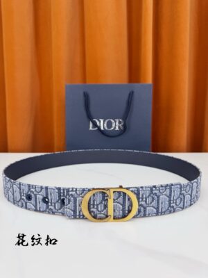 Dior精湛工艺。可与各式35毫米腰带搭配，提升格调，打造优雅精致的造型。 /
