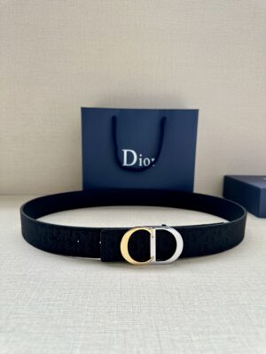 Dior 新款单品，延续经典设计，饰以 CD Icon 标志。光金和白色金属覆层形成鲜明的对比。可与各式 35 毫米腰带搭配，提升格调，打造优雅精致的造型。 /