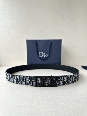 Dior标志。采用头层牛皮精心制作，搭配富有光泽的金 白 亮黑饰面金属Dior腰带扣提升格调。突显腰部曲线，彰显优雅气质，可与牛仔裤、 /