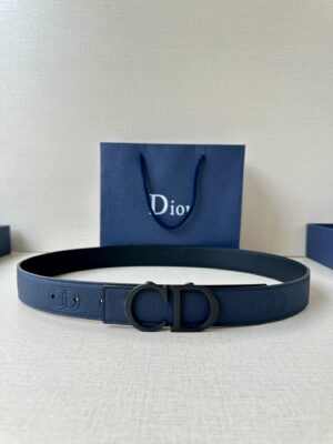 Dior 这款腰带扣采用“CD”标志造型，以不锈钢精心打造。可与各式 35 毫米腰带搭配，提升格调，打造优雅精致的造型。 /