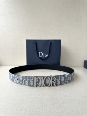 Dior标志。采用头层牛皮精心制作，搭配富有光泽的金 白 亮黑饰面金属Dior腰带扣提升格调。突显腰部曲线，彰显优雅气质，可与牛仔裤、 /