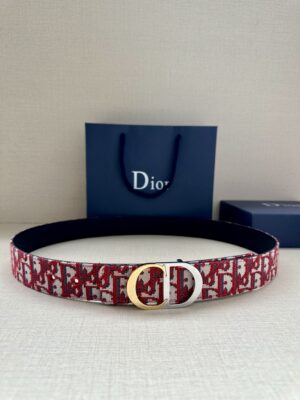 Dior 新款单品，延续经典设计，饰以 CD Icon 标志。光金和白色金属覆层形成鲜明的对比。可与各式 35 毫米腰带搭配，提升格调，打造优雅精致的造型。 /
