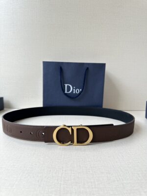 Dior 这款腰带扣采用“CD”标志造型，以不锈钢精心打造。可与各式 35 毫米腰带搭配，提升格调，打造优雅精致的造型。 /