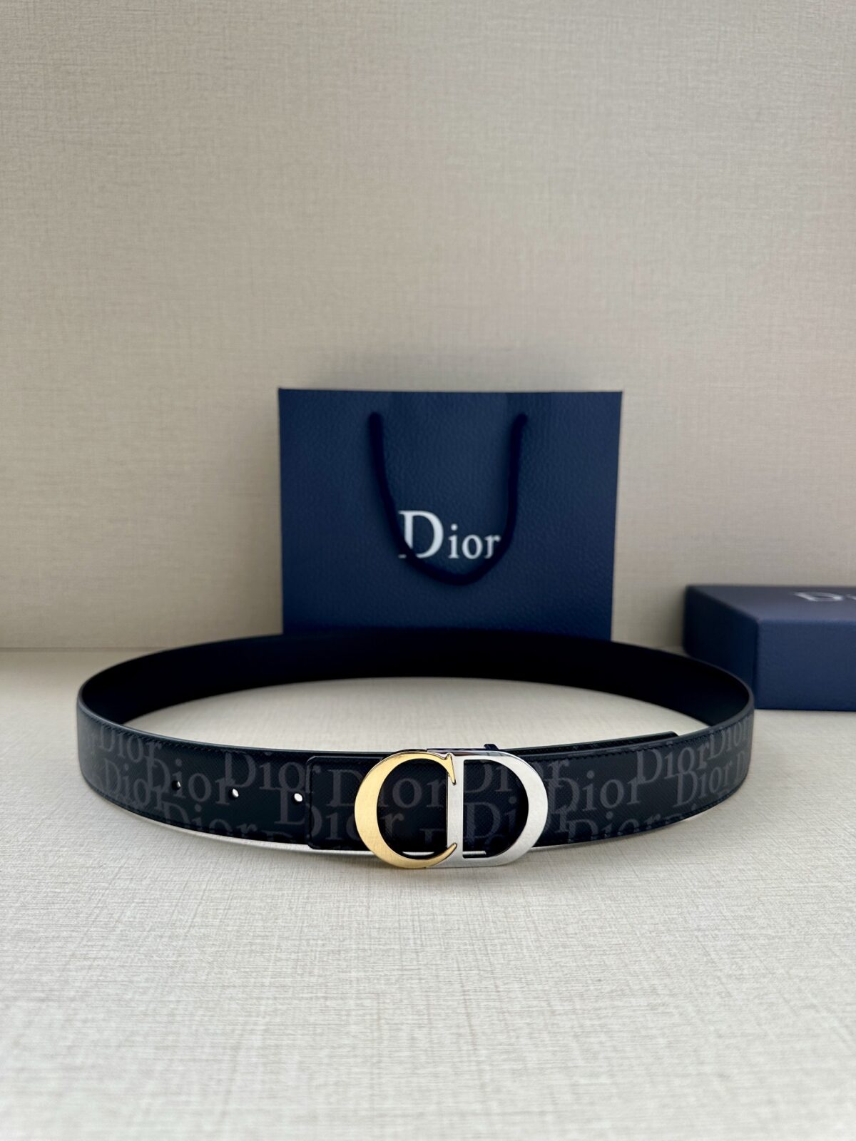 Dior 新款单品，延续经典设计，饰以 CD Icon 标志。光金和白色金属覆层形成鲜明的对比。可与各式 35 毫米腰带搭配，提升格调，打造优雅精致的造型。 /