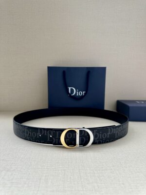 Dior 新款单品，延续经典设计，饰以 CD Icon 标志。光金和白色金属覆层形成鲜明的对比。可与各式 35 毫米腰带搭配，提升格调，打造优雅精致的造型。 /