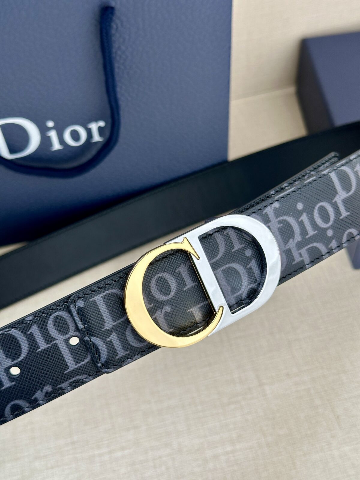 Dior 新款单品，延续经典设计，饰以 CD Icon 标志。光金和白色金属覆层形成鲜明的对比。可与各式 35 毫米腰带搭配，提升格调，打造优雅精致的造型。 /