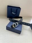 Dior 新款单品，延续经典设计，饰以 CD Icon 标志。光金和白色金属覆层形成鲜明的对比。可与各式 35 毫米腰带搭配，提升格调，打造优雅精致的造型。 /