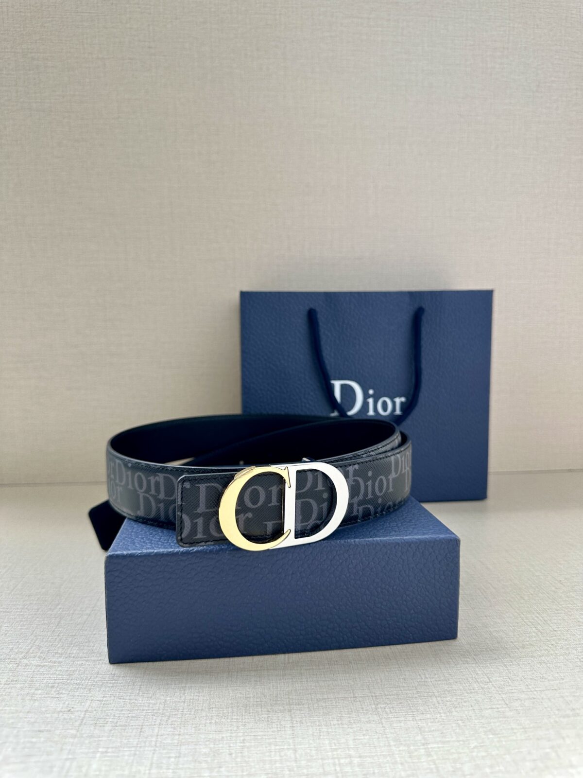Dior 新款单品，延续经典设计，饰以 CD Icon 标志。光金和白色金属覆层形成鲜明的对比。可与各式 35 毫米腰带搭配，提升格调，打造优雅精致的造型。 /