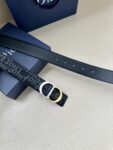 Dior 新款单品，延续经典设计，饰以 CD Icon 标志。光金和白色金属覆层形成鲜明的对比。可与各式 35 毫米腰带搭配，提升格调，打造优雅精致的造型。 /