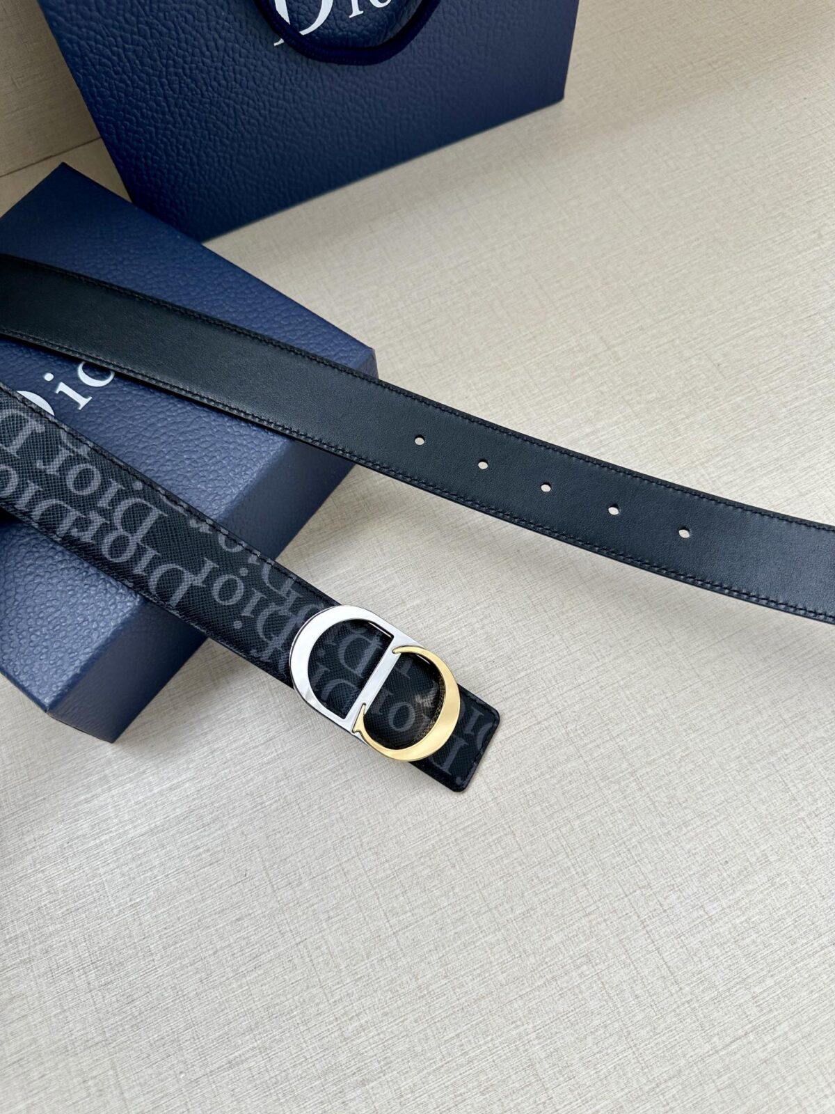 Dior 新款单品，延续经典设计，饰以 CD Icon 标志。光金和白色金属覆层形成鲜明的对比。可与各式 35 毫米腰带搭配，提升格调，打造优雅精致的造型。 /