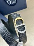 Dior 新款单品，延续经典设计，饰以 CD Icon 标志。光金和白色金属覆层形成鲜明的对比。可与各式 35 毫米腰带搭配，提升格调，打造优雅精致的造型。 /