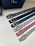 Dior 新款单品，延续经典设计，饰以 CD Icon 标志。光金和白色金属覆层形成鲜明的对比。可与各式 35 毫米腰带搭配，提升格调，打造优雅精致的造型。 /