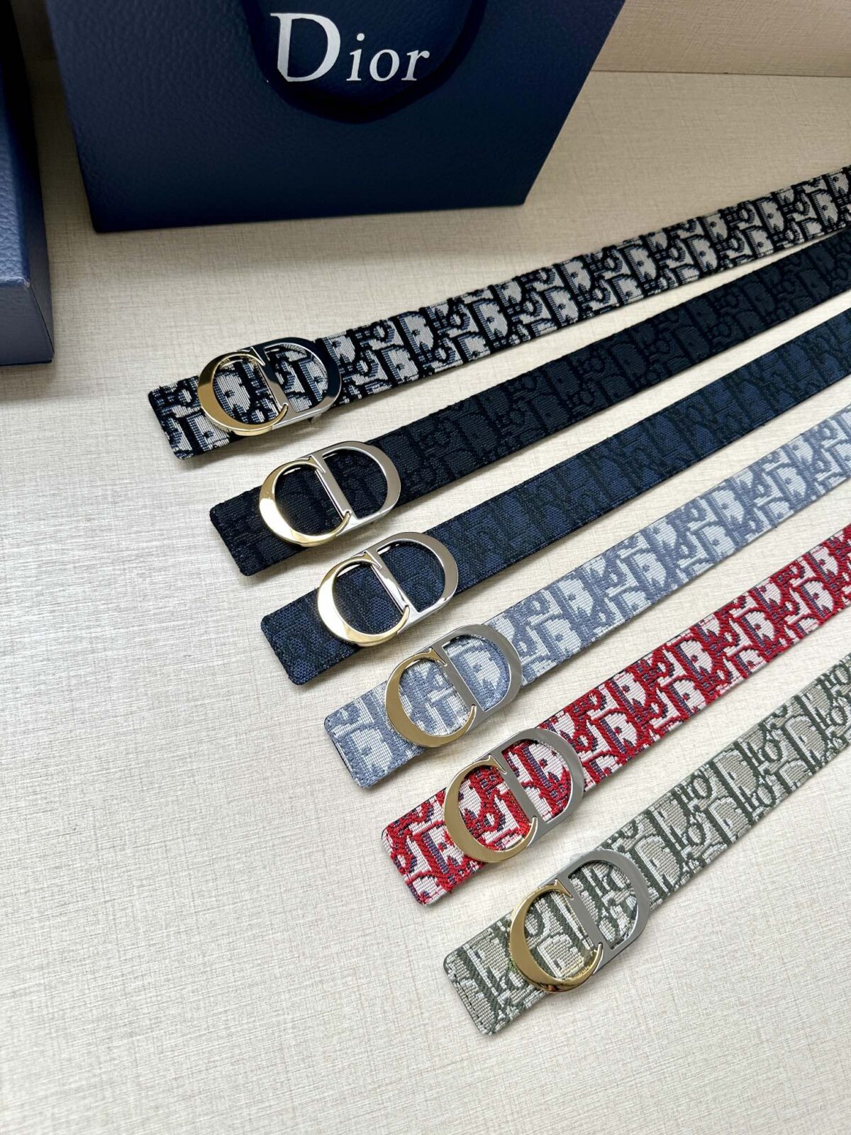 Dior 新款单品，延续经典设计，饰以 CD Icon 标志。光金和白色金属覆层形成鲜明的对比。可与各式 35 毫米腰带搭配，提升格调，打造优雅精致的造型。 /