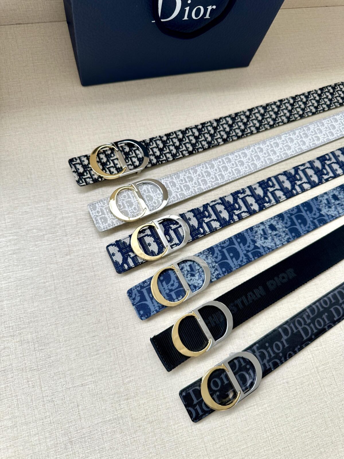 Dior 新款单品，延续经典设计，饰以 CD Icon 标志。光金和白色金属覆层形成鲜明的对比。可与各式 35 毫米腰带搭配，提升格调，打造优雅精致的造型。 /