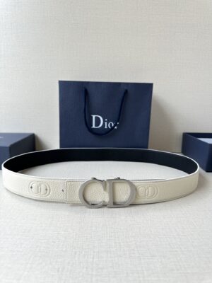 Dior 这款腰带扣采用“CD”标志造型，以不锈钢精心打造。可与各式 35 毫米腰带搭配，提升格调，打造优雅精致的造型。 /