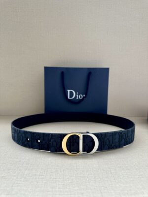 Dior 新款单品，延续经典设计，饰以 CD Icon 标志。光金和白色金属覆层形成鲜明的对比。可与各式 35 毫米腰带搭配，提升格调，打造优雅精致的造型。 /
