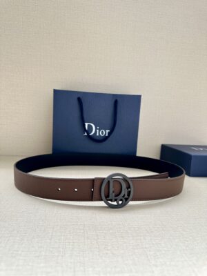 weigou_269196_0_690b5711ba Dior Oblique 图案,经典元素呈现本季全新风采。设计精巧,可与各式 35 毫米腰带搭配,提升格调,打造现代精致的造型。 白/金色饰面黄铜,镌刻 Dior Oblique 图案 /