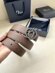 Dior Oblique 图案，经典元素呈现本季全新风采。设计精巧，可与各式 35 毫米腰带搭配，提升格调，打造现代精致的造型。 白/金色饰面黄铜，镌刻 Dior Oblique 图案 /