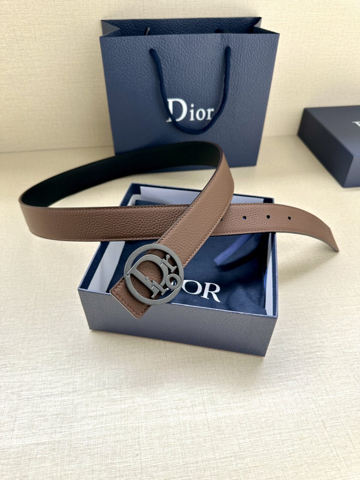 Dior Oblique 图案，经典元素呈现本季全新风采。设计精巧，可与各式 35 毫米腰带搭配，提升格调，打造现代精致的造型。 白/金色饰面黄铜，镌刻 Dior Oblique 图案 /