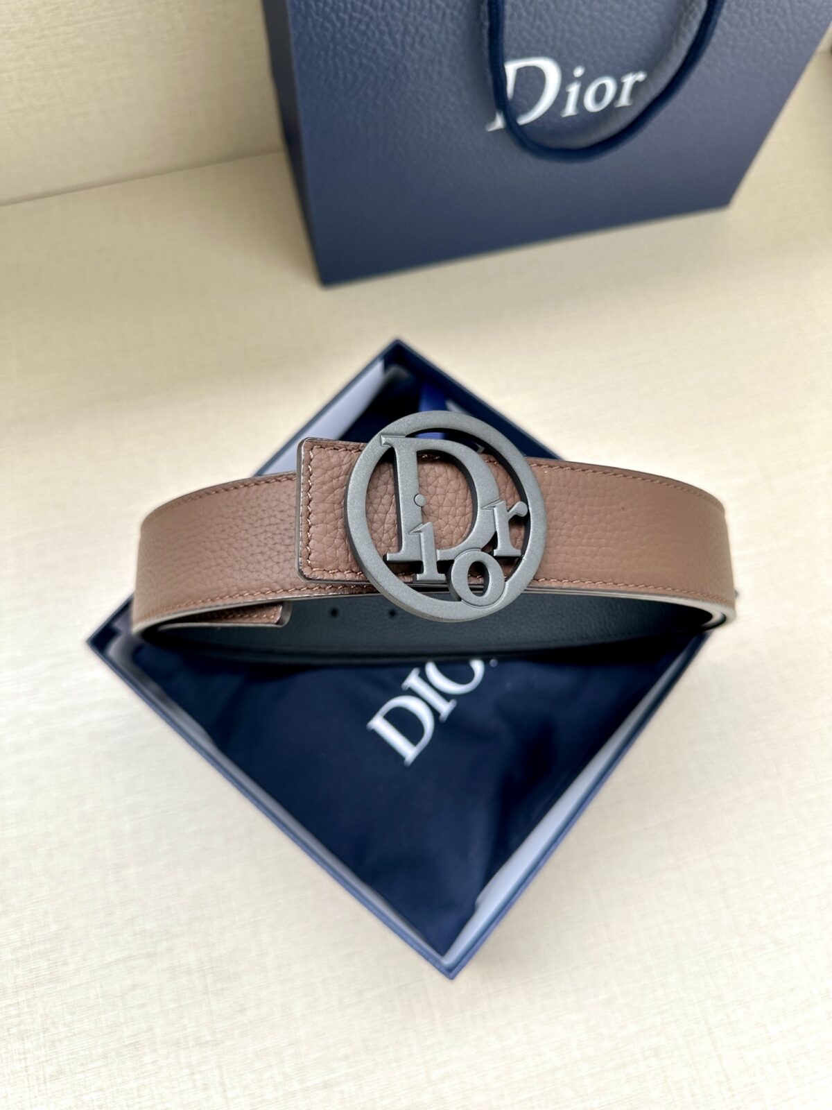 Dior Oblique 图案，经典元素呈现本季全新风采。设计精巧，可与各式 35 毫米腰带搭配，提升格调，打造现代精致的造型。 白/金色饰面黄铜，镌刻 Dior Oblique 图案 /