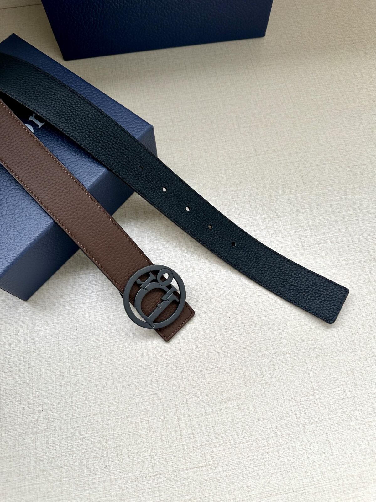 Dior Oblique 图案，经典元素呈现本季全新风采。设计精巧，可与各式 35 毫米腰带搭配，提升格调，打造现代精致的造型。 白/金色饰面黄铜，镌刻 Dior Oblique 图案 /
