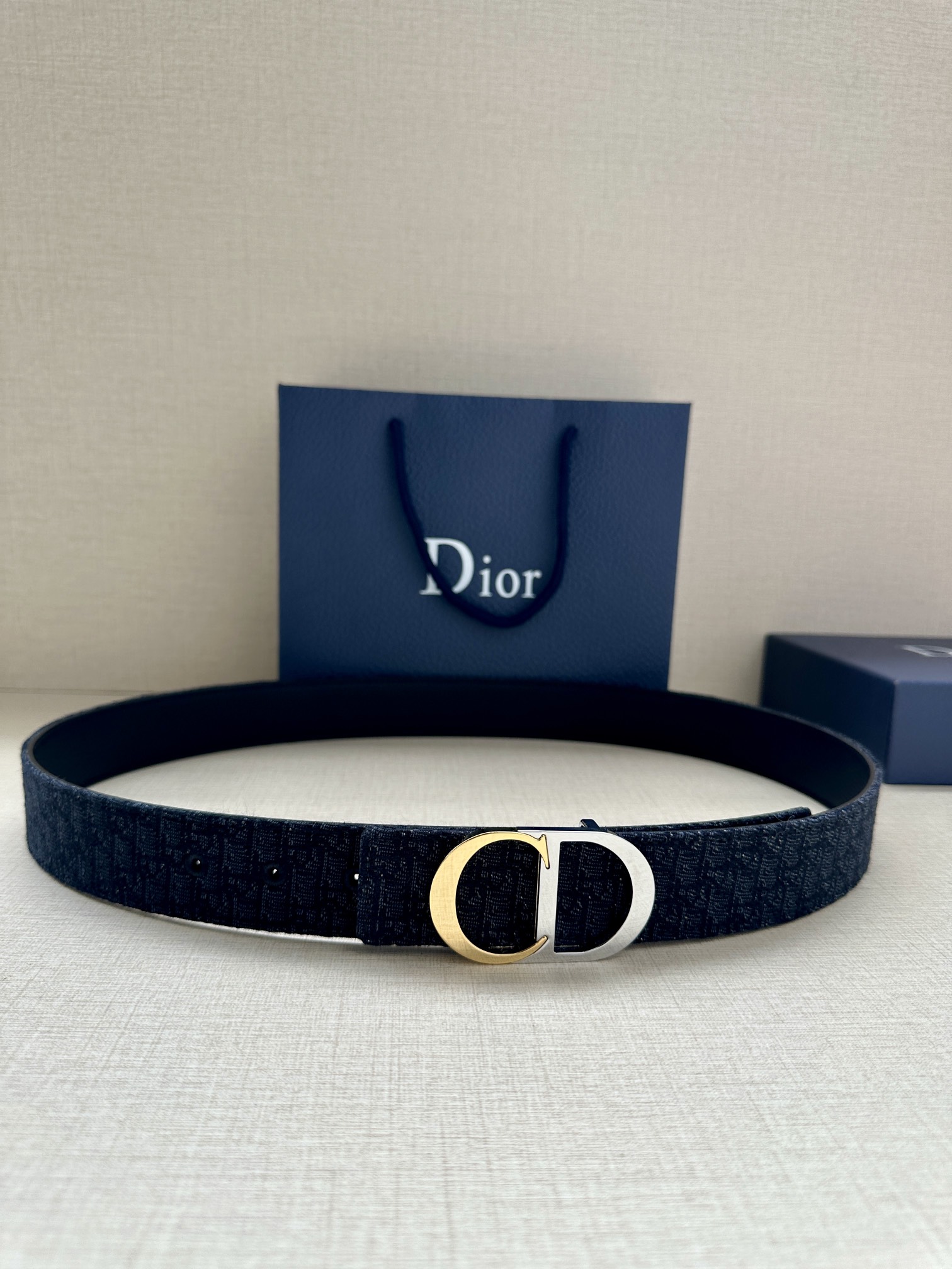 Dior 新款单品，延续经典设计，饰以 CD Icon 标志。光金和白色金属覆层形成鲜明的对比。可与各式 35 毫米腰带搭配，提升格调，打造优雅精致的造型。 /