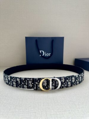 Dior 新款单品，延续经典设计，饰以 CD Icon 标志。光金和白色金属覆层形成鲜明的对比。可与各式 35 毫米腰带搭配，提升格调，打造优雅精致的造型。 /