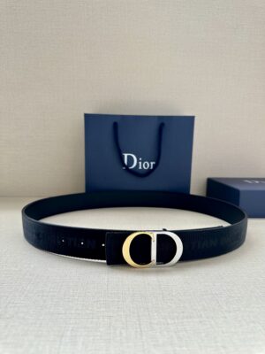 Dior 新款单品，延续经典设计，饰以 CD Icon 标志。光金和白色金属覆层形成鲜明的对比。可与各式 35 毫米腰带搭配，提升格调，打造优雅精致的造型。 /