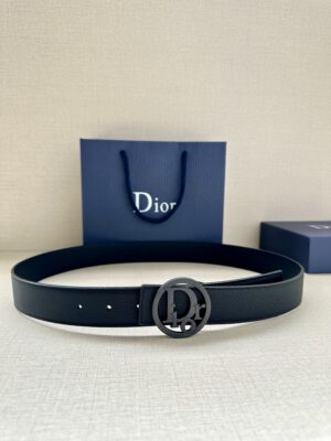 weigou_269258_0_170eeea1de Dior Oblique 图案,经典元素呈现本季全新风采。设计精巧,可与各式 35 毫米腰带搭配,提升格调,打造现代精致的造型。 白/金色饰面黄铜,镌刻 Dior Oblique 图案 /