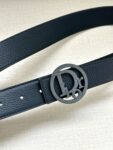 Dior Oblique 图案，经典元素呈现本季全新风采。设计精巧，可与各式 35 毫米腰带搭配，提升格调，打造现代精致的造型。 白/金色饰面黄铜，镌刻 Dior Oblique 图案 /