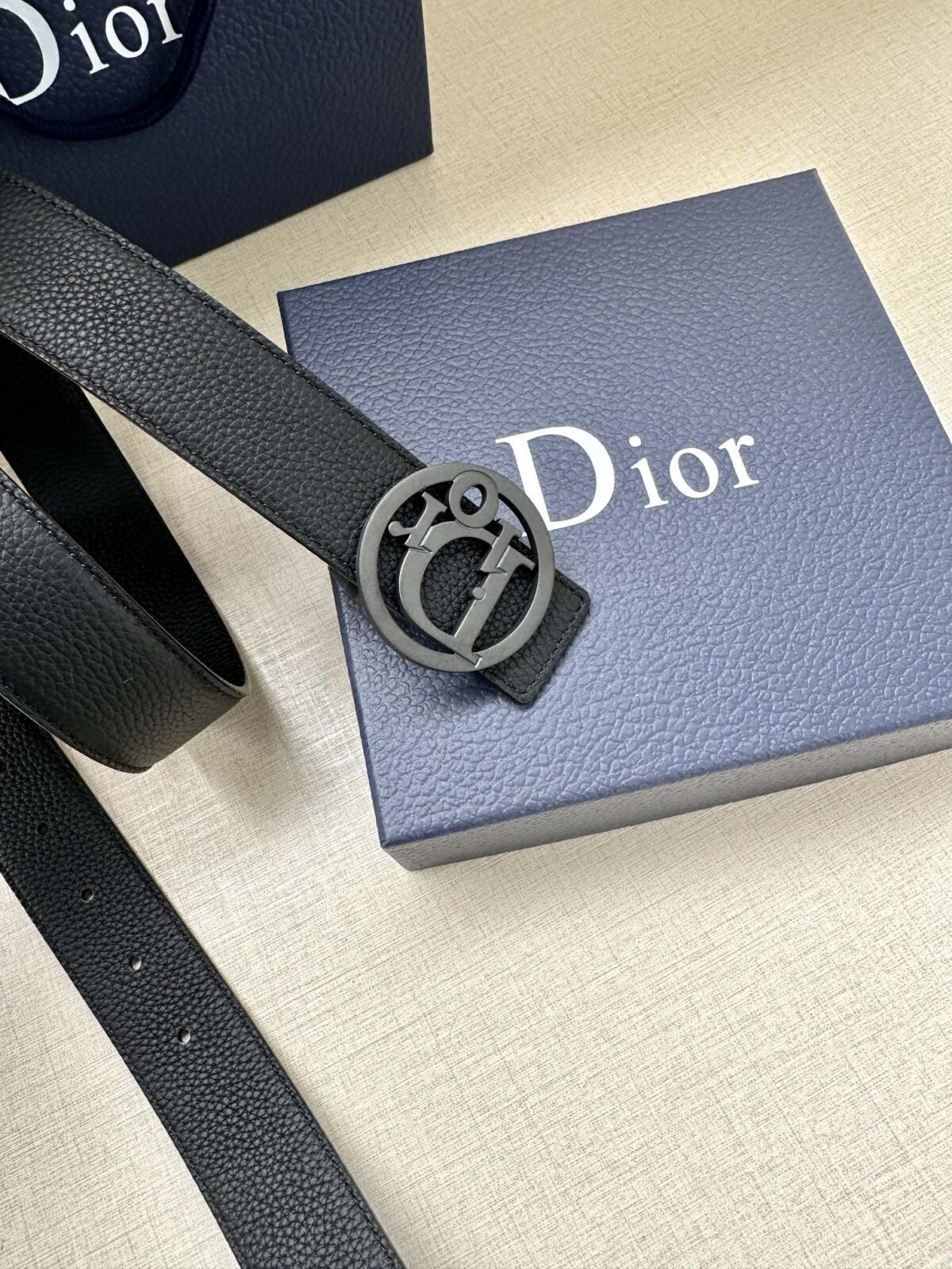 Dior Oblique 图案，经典元素呈现本季全新风采。设计精巧，可与各式 35 毫米腰带搭配，提升格调，打造现代精致的造型。 白/金色饰面黄铜，镌刻 Dior Oblique 图案 /