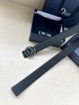Dior Oblique 图案，经典元素呈现本季全新风采。设计精巧，可与各式 35 毫米腰带搭配，提升格调，打造现代精致的造型。 白/金色饰面黄铜，镌刻 Dior Oblique 图案 /