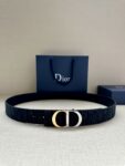 Dior 新款单品，延续经典设计，饰以 CD Icon 标志。光金和白色金属覆层形成鲜明的对比。可与各式 35 毫米腰带搭配，提升格调，打造优雅精致的造型。 /