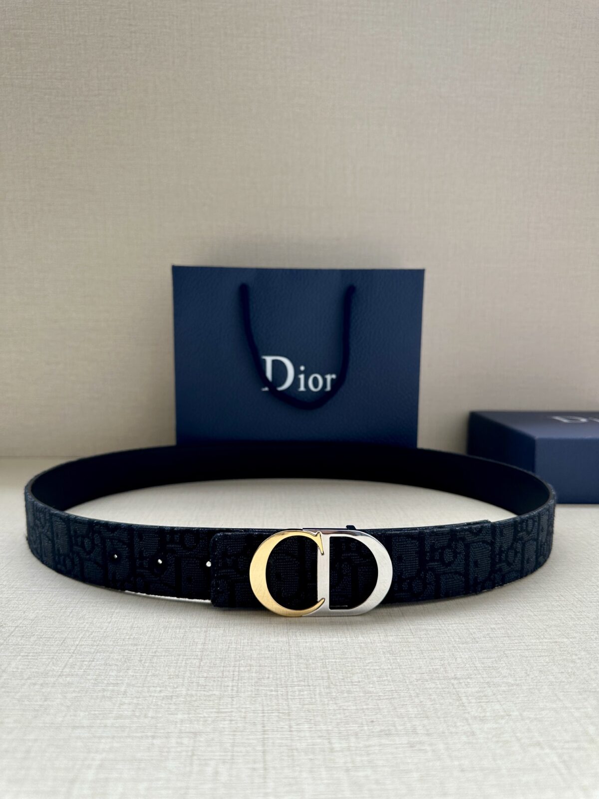 Dior 新款单品，延续经典设计，饰以 CD Icon 标志。光金和白色金属覆层形成鲜明的对比。可与各式 35 毫米腰带搭配，提升格调，打造优雅精致的造型。 /