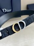 Dior 新款单品，延续经典设计，饰以 CD Icon 标志。光金和白色金属覆层形成鲜明的对比。可与各式 35 毫米腰带搭配，提升格调，打造优雅精致的造型。 /