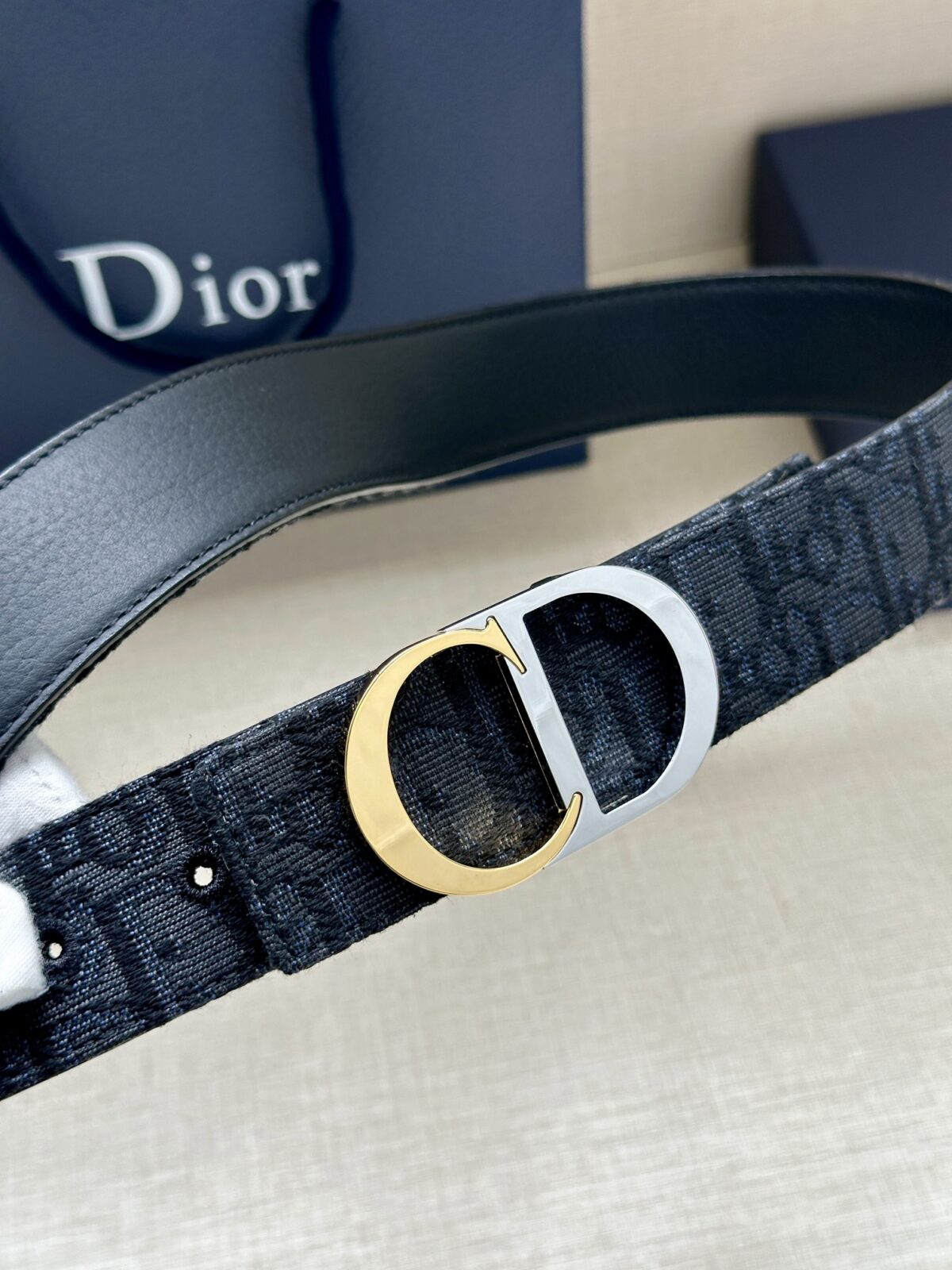 Dior 新款单品，延续经典设计，饰以 CD Icon 标志。光金和白色金属覆层形成鲜明的对比。可与各式 35 毫米腰带搭配，提升格调，打造优雅精致的造型。 /