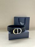 Dior 新款单品，延续经典设计，饰以 CD Icon 标志。光金和白色金属覆层形成鲜明的对比。可与各式 35 毫米腰带搭配，提升格调，打造优雅精致的造型。 /