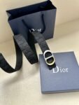 Dior 新款单品，延续经典设计，饰以 CD Icon 标志。光金和白色金属覆层形成鲜明的对比。可与各式 35 毫米腰带搭配，提升格调，打造优雅精致的造型。 /