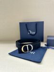 Dior 新款单品，延续经典设计，饰以 CD Icon 标志。光金和白色金属覆层形成鲜明的对比。可与各式 35 毫米腰带搭配，提升格调，打造优雅精致的造型。 /