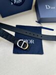 Dior 新款单品，延续经典设计，饰以 CD Icon 标志。光金和白色金属覆层形成鲜明的对比。可与各式 35 毫米腰带搭配，提升格调，打造优雅精致的造型。 /