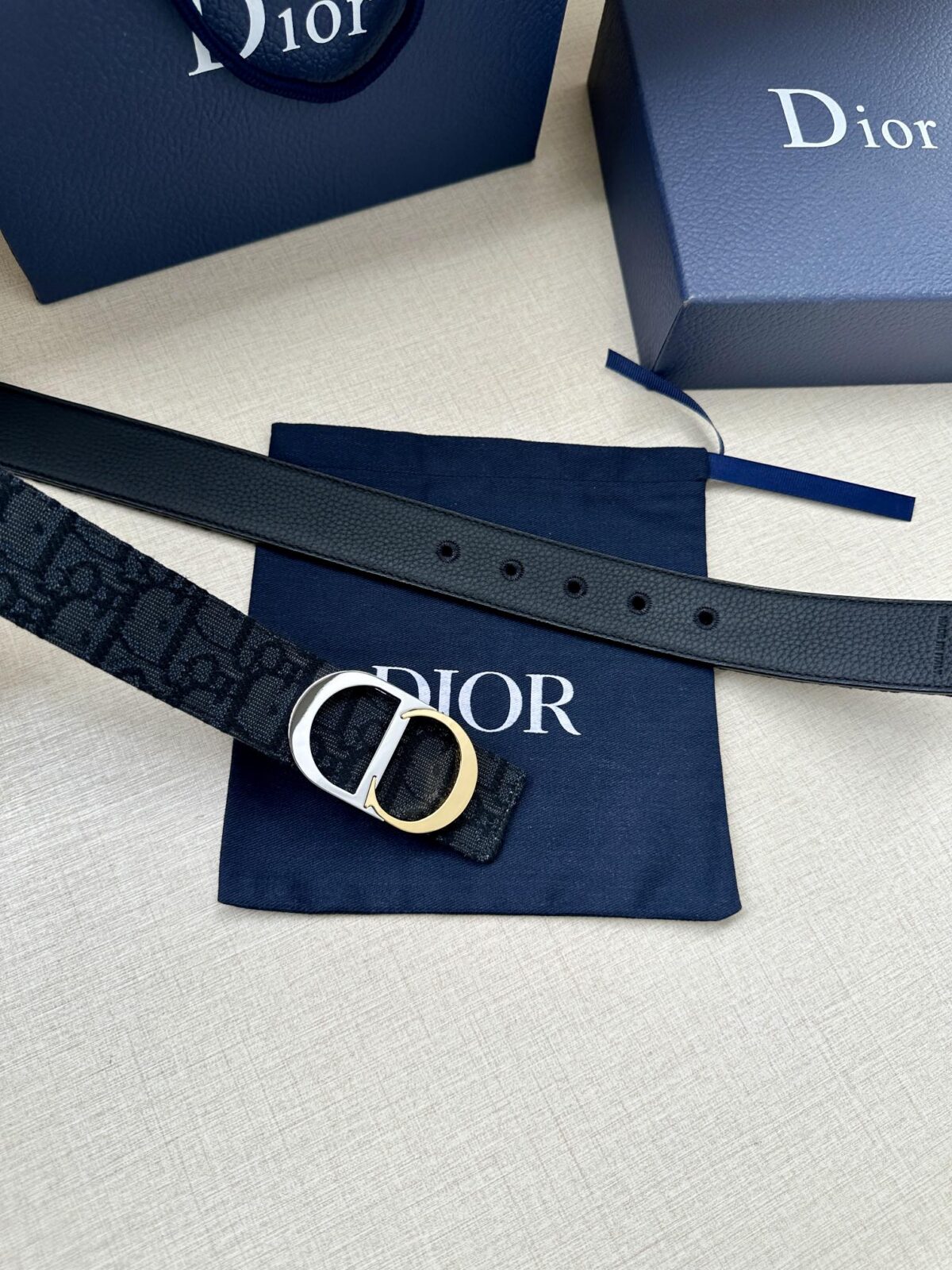 Dior 新款单品，延续经典设计，饰以 CD Icon 标志。光金和白色金属覆层形成鲜明的对比。可与各式 35 毫米腰带搭配，提升格调，打造优雅精致的造型。 /