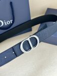 Dior Gravity 印花效果皮革，以牛皮革融合压花工艺，演绎经典的 Oblique 印花，展现 Dior 的精湛工艺。另一面则采用同色调光滑牛皮革。长度可调节，可搭配各式 35 毫米腰带扣。 /